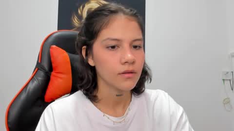 Snapshot of ashleytravis_ chatting on December 5, 2024, 3:59 am online show from December 5, 2024, 3:59 am