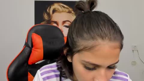 Snapshot of ashleytravis_ chatting on December 10, 2024, 3:30 am online show from December 10, 2024, 3:30 am