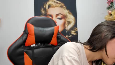 Snapshot of ashleytravis_ chatting on December 24, 2024, 1:06 am online show from December 24, 2024, 1:06 am