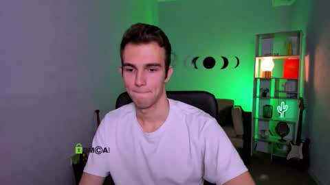 Snapshot of astren_villo chatting on December 3, 2025, 1:31 pm astren online show from December 3, 2025, 1:31 pm