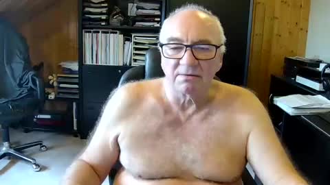 Snapshot of asusandy chatting on January 4, 2025, 11:00 am asusandy online show from January 4, 2025, 11:00 am