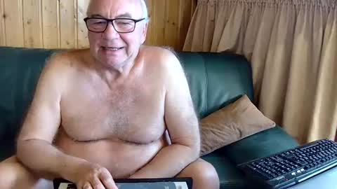 Snapshot of asusandy chatting on March 8, 2025, 8:11 am asusandy online show from March 8, 2025, 8:11 am