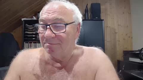 Snapshot of asusandy chatting on October 15, 2025, 5:13 pm asusandy online show from October 15, 2025, 5:13 pm