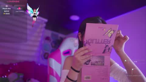 aura_rouss online show from November 12, 2025, 1:28 am