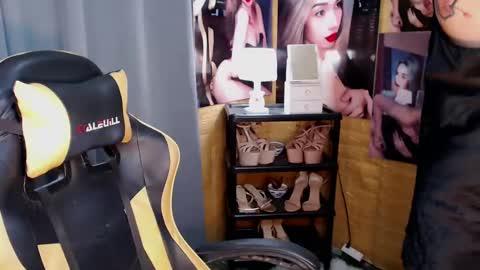 Snapshot of aurakharisma_xx chatting on March 10, 2025, 5:22 am Miss awra online show from March 10, 2025, 5:22 am