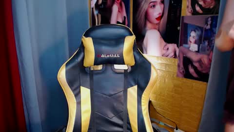 Snapshot of aurakharisma_xx chatting on September 28, 2025, 6:19 am Miss awra online show from September 28, 2025, 6:19 am