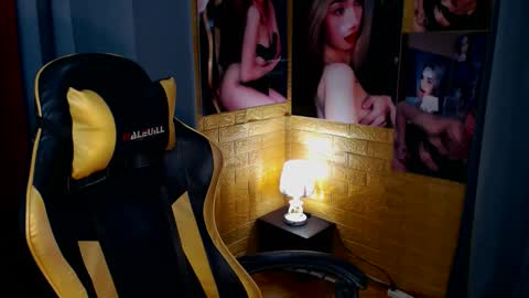 Snapshot of aurakharisma_xx chatting on October 9, 2025, 6:44 am Miss awra online show from October 9, 2025, 6:44 am