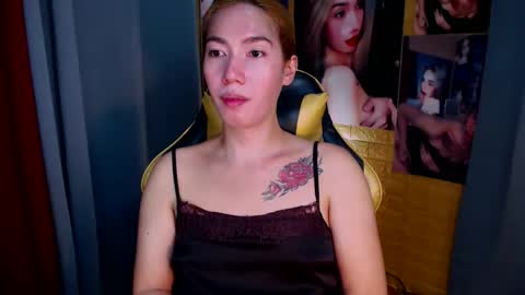 Snapshot of aurakharisma_xx chatting on October 16, 2025, 5:52 am Miss awra online show from October 16, 2025, 5:52 am