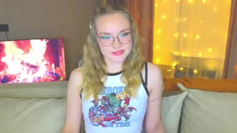 Snapshot of aurora_golden chatting on December 16, 2024, 7:43 pm Kate online show from December 16, 2024, 7:43 pm