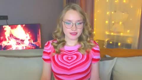 Snapshot of aurora_golden chatting on December 19, 2024, 7:18 pm Kate online show from December 19, 2024, 7:18 pm