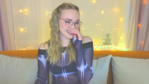 Snapshot of aurora_golden chatting on February 12, 2025, 4:00 pm Kate online show from February 12, 2025, 4:00 pm