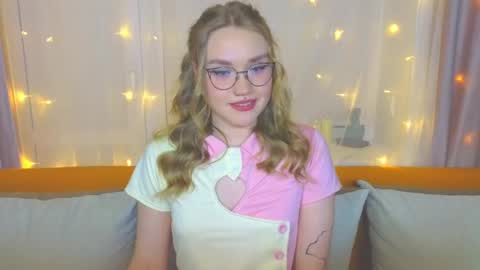 Snapshot of aurora_golden chatting on March 8, 2025, 7:53 pm Kate online show from March 8, 2025, 7:53 pm