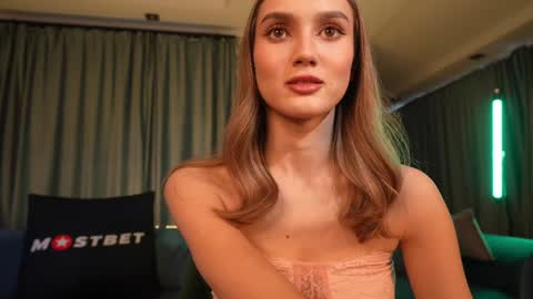 Snapshot of aurora_the_ballerina chatting on December 2, 2024, 5:37 am Aurora online show from December 2, 2024, 5:37 am