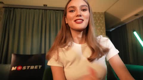 Snapshot of aurora_the_ballerina chatting on December 4, 2024, 6:00 am Aurora online show from December 4, 2024, 6:00 am