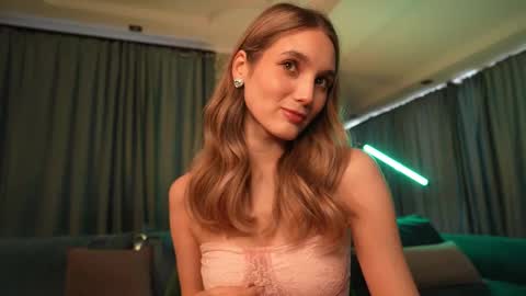 Snapshot of aurora_the_ballerina chatting on February 10, 2025, 6:42 am Aurora online show from February 10, 2025, 6:42 am