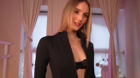 Snapshot of aurora_the_ballerina chatting on September 28, 2025, 6:41 am Aurora online show from September 28, 2025, 6:41 am