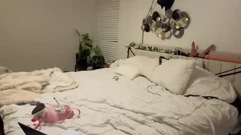 Snapshot of auroraandorion chatting on November 1, 2025, 12:56 am Aurora and Orion online show from November 1, 2025, 12:56 am