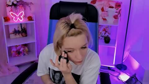 aurorawrenfield online show from November 6, 2025, 7:31 am