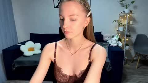 Snapshot of autumnroginson chatting on October 5, 2025, 2:59 pm Annie online show from October 5, 2025, 2:59 pm