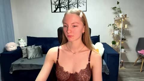 Snapshot of autumnroginson chatting on October 15, 2025, 3:01 pm Annie online show from October 15, 2025, 3:01 pm