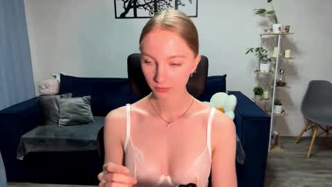 Snapshot of autumnroginson chatting on October 16, 2025, 5:03 pm Annie online show from October 16, 2025, 5:03 pm