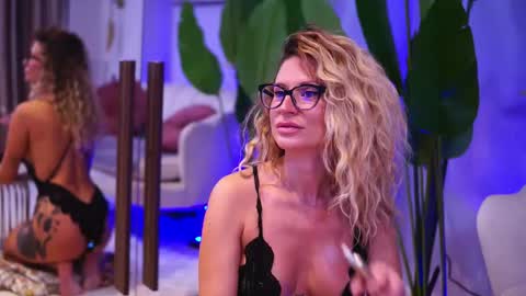 Ava online show from October 17, 2025, 4:04 am