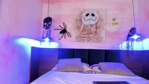 avawhiite online show from October 30, 2025, 8:09 pm