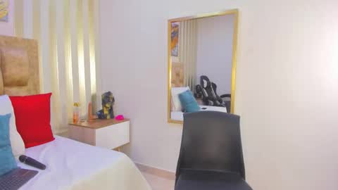 Snapshot of avis_lara chatting on November 4, 2025, 6:18 pm AVIS online show from November 4, 2025, 6:18 pm