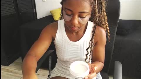 Snapshot of avis_lara chatting on November 9, 2025, 4:49 pm AVIS online show from November 9, 2025, 4:49 pm