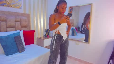 Snapshot of avis_lara chatting on November 12, 2025, 6:19 pm AVIS online show from November 12, 2025, 6:19 pm