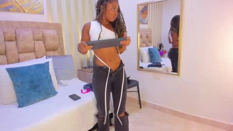 Snapshot of avis_lara chatting on November 19, 2025, 8:20 pm AVIS online show from November 19, 2025, 8:20 pm