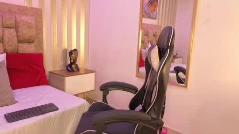 Snapshot of avis_lara chatting on November 26, 2025, 5:36 pm AVIS online show from November 26, 2025, 5:36 pm