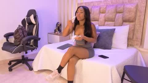 Snapshot of avis_lara chatting on November 29, 2025, 8:23 pm AVIS online show from November 29, 2025, 8:23 pm