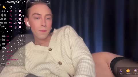 avril_pearly_ online show from December 16, 2024, 8:05 pm