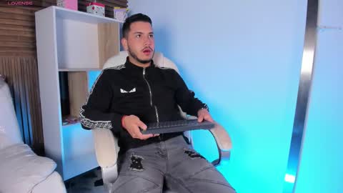 Snapshot of axel_grey_ chatting on September 30, 2025, 12:32 pm axel_grey_ online show from September 30, 2025, 12:32 pm