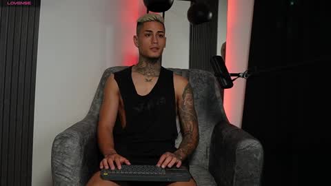 Snapshot of axel_villa chatting on December 14, 2024, 12:01 am Agustin online show from December 14, 2024, 12:01 am