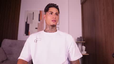 Snapshot of axel_villa chatting on September 14, 2025, 8:30 pm Agustin online show from September 14, 2025, 8:30 pm