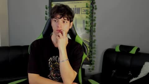 Snapshot of axelraven chatting on December 24, 2024, 5:23 pm Axel Raven online show from December 24, 2024, 5:23 pm