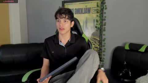 Snapshot of axelraven chatting on December 27, 2024, 2:01 pm Axel Raven online show from December 27, 2024, 2:01 pm