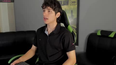 Snapshot of axelraven chatting on December 31, 2024, 4:35 pm Axel Raven online show from December 31, 2024, 4:35 pm