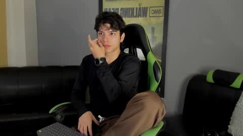 Snapshot of axelraven chatting on January 14, 2025, 2:22 pm Axel Raven online show from January 14, 2025, 2:22 pm