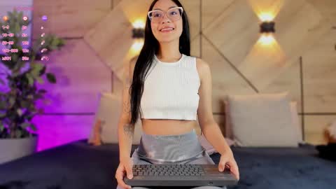 Snapshot of aylin_rousse chatting on October 24, 2025, 7:43 pm ayllin online show from October 24, 2025, 7:43 pm