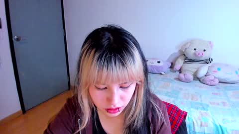 Snapshot of azu_moure chatting on December 6, 2024, 4:36 am Azu Moure online show from December 6, 2024, 4:36 am