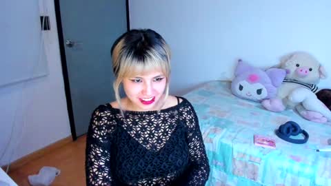 Snapshot of azu_moure chatting on December 11, 2024, 6:47 am Azu Moure online show from December 11, 2024, 6:47 am