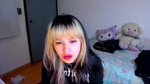 Snapshot of azu_moure chatting on December 12, 2024, 2:26 am Azu Moure online show from December 12, 2024, 2:26 am