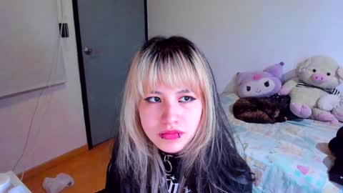 Snapshot of azu_moure chatting on December 12, 2024, 5:42 am Azu Moure online show from December 12, 2024, 5:42 am