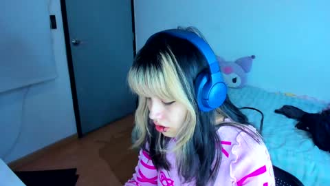 Snapshot of azu_moure chatting on December 27, 2024, 5:42 am Azu Moure online show from December 27, 2024, 5:42 am