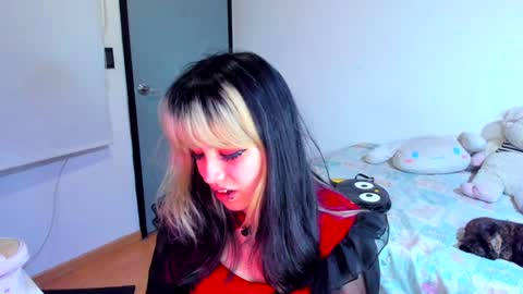 Snapshot of azu_moure chatting on December 30, 2024, 12:54 am Azu Moure online show from December 30, 2024, 12:54 am
