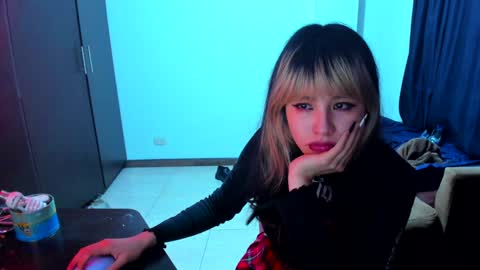 Snapshot of azu_moure chatting on January 6, 2025, 1:31 am Azu Moure online show from January 6, 2025, 1:31 am