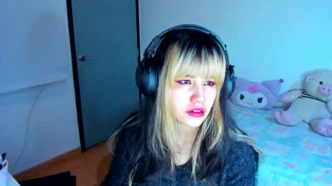 Snapshot of azu_moure chatting on January 13, 2025, 5:44 am Azu Moure online show from January 13, 2025, 5:44 am